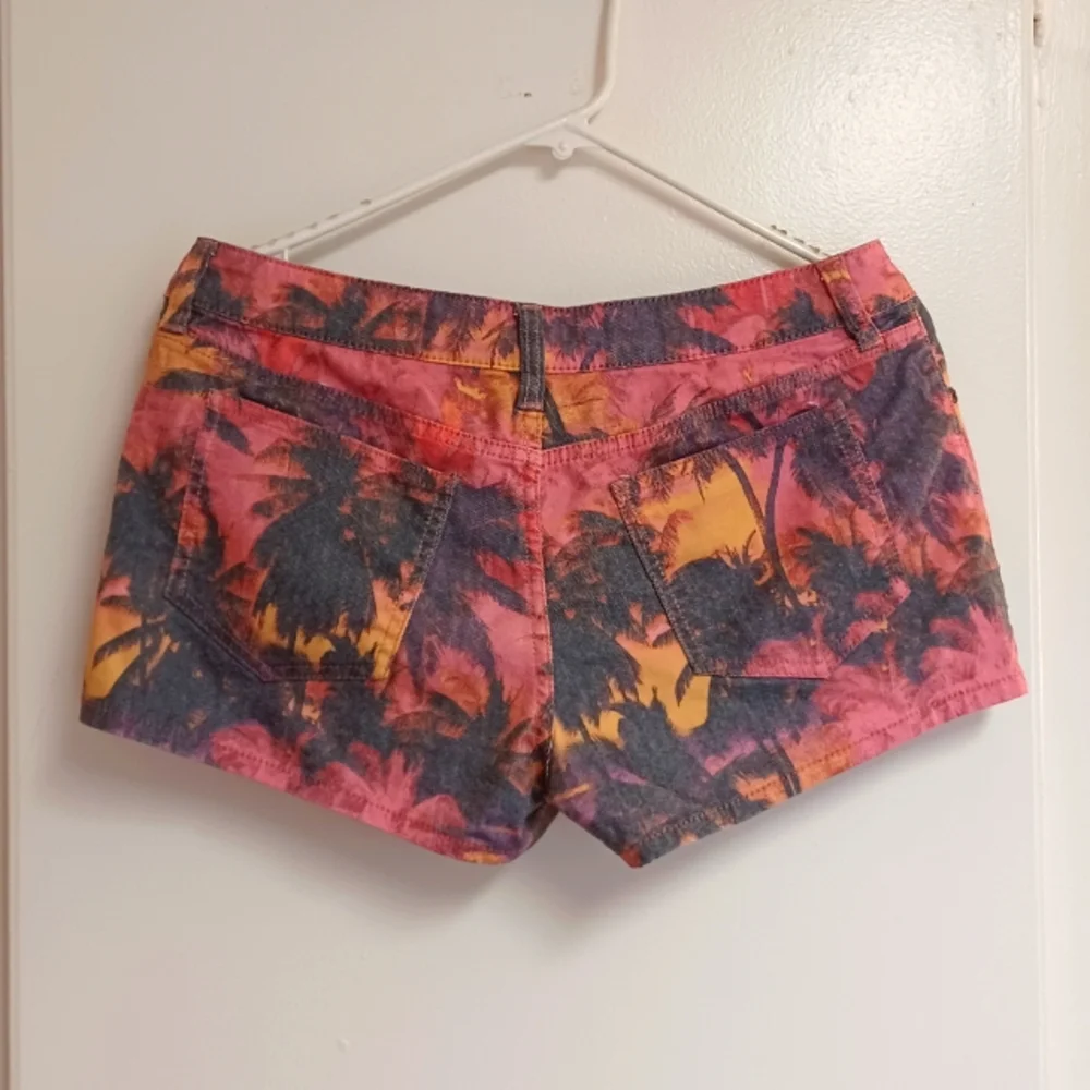 Arizona Shorts - Comfortable! beach, palm trees, sunset theme size 8 - Picture 2 of 5
